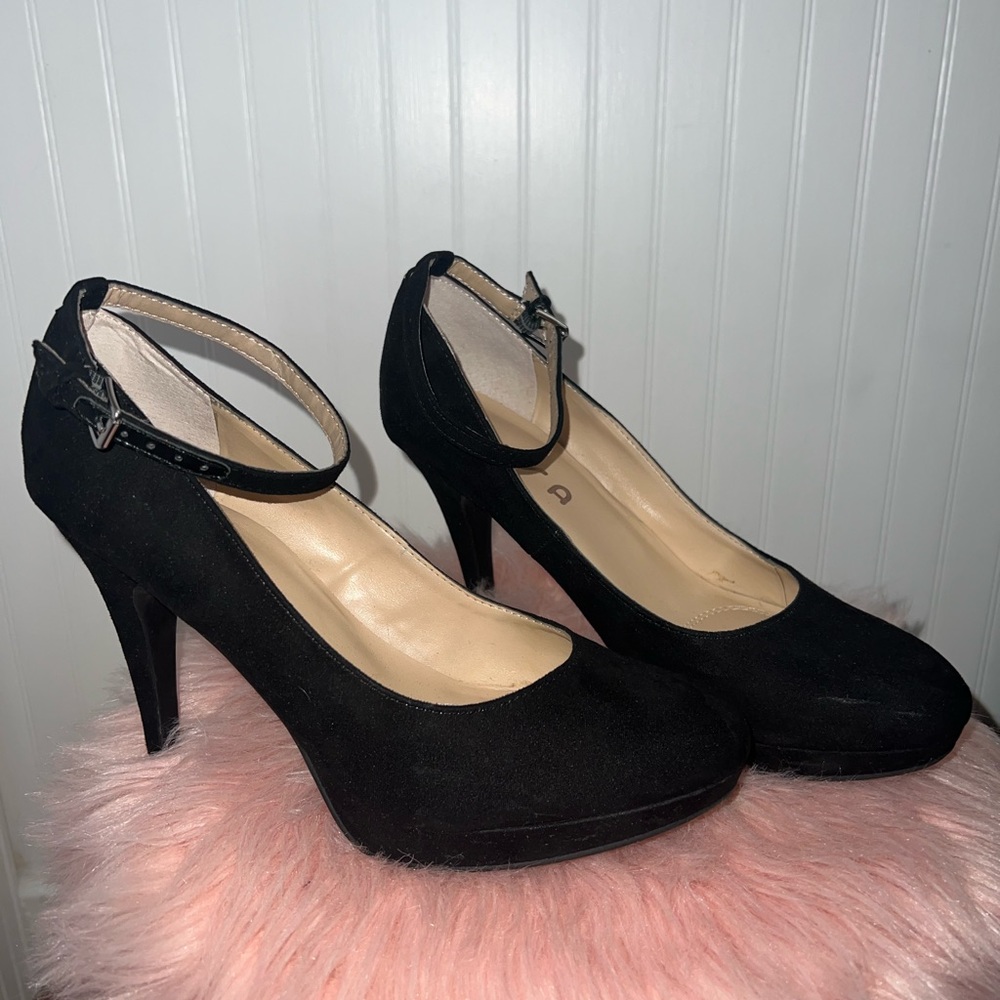 Black closed toe suede pumps